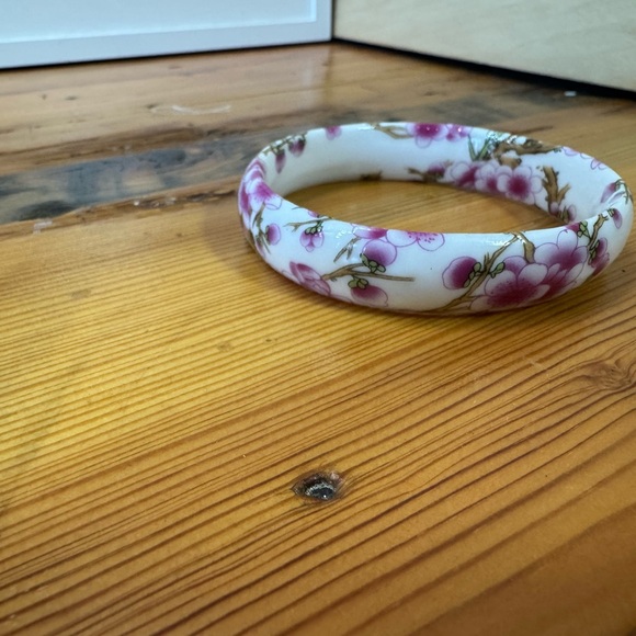 Chinese vintage Floral Porcelain Bangle Bracelet in Pink and White - Picture 4 of 10